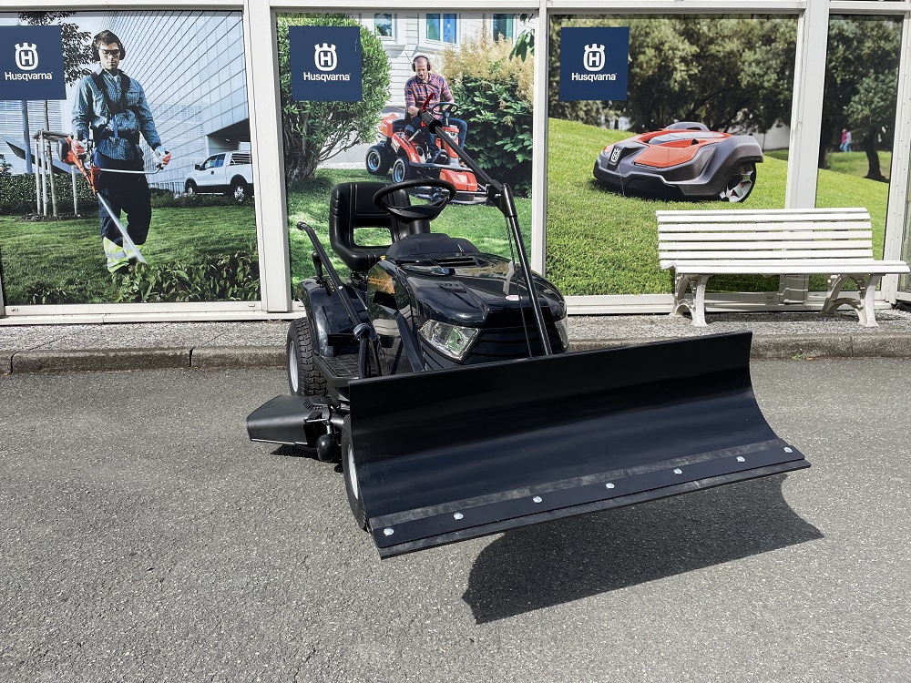 Black Edition Stiga Rasentraktor Pro 155/98 SD mit Winterpaket