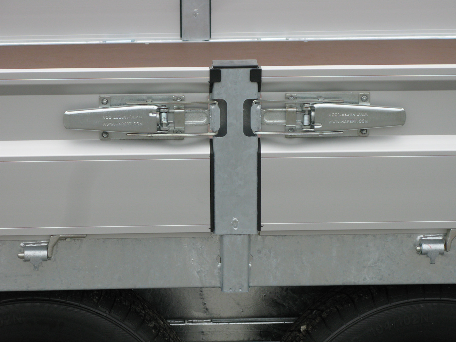 Hapert Azure H-2 – 3500 – 6050 x 2400 Parabelfederung – Niedriges Fahrwerk