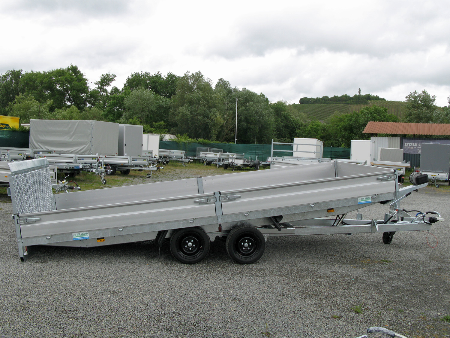 Hapert Indigo HT-2 – 3500 – 5050 x 2210 Kipphydraulik, Parabelfederung, Rampe