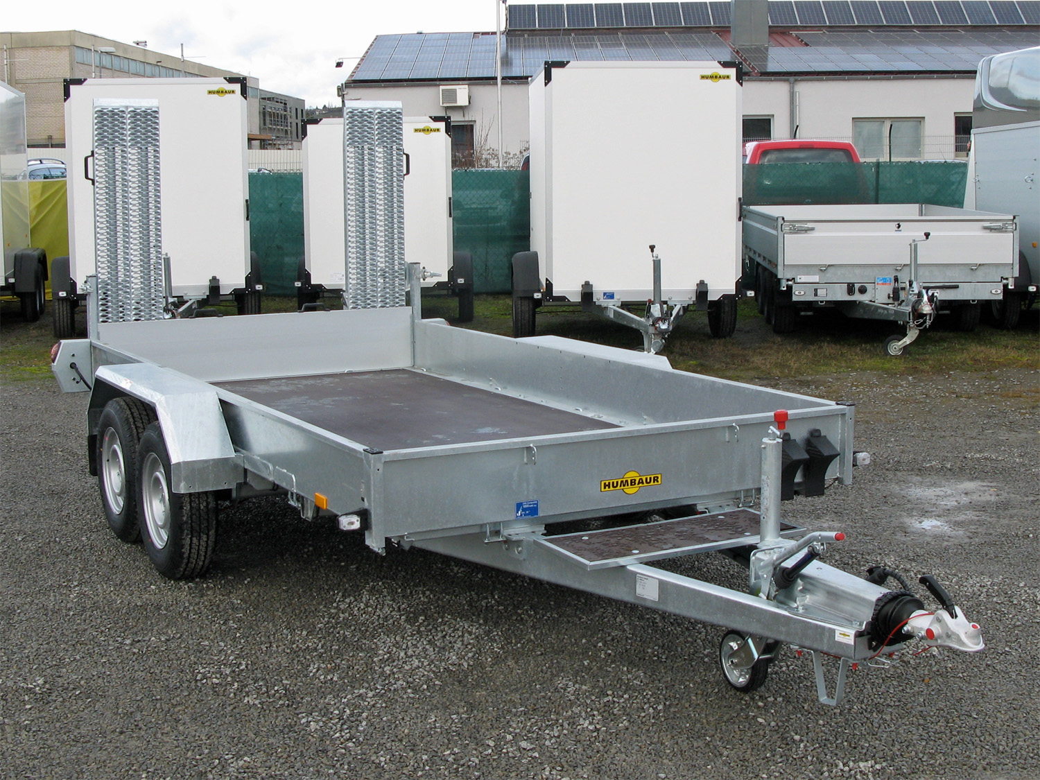Humbaur HS353718 – 12 Zurringe, Stahlrampen stehend